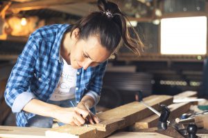 Travailleuse indépendante dans son atelier